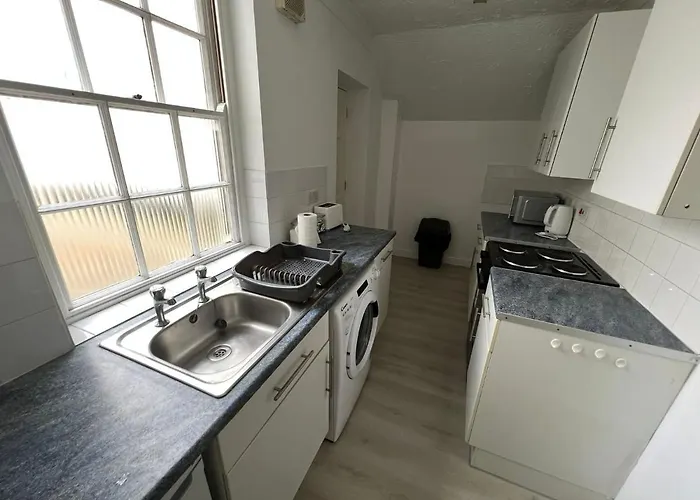 Entire One Bedroom Flat, 5