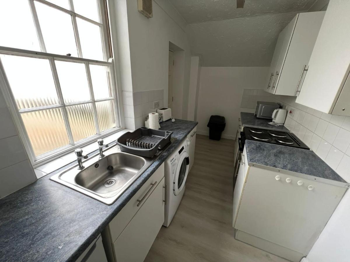 Entire One Bedroom Flat, 5