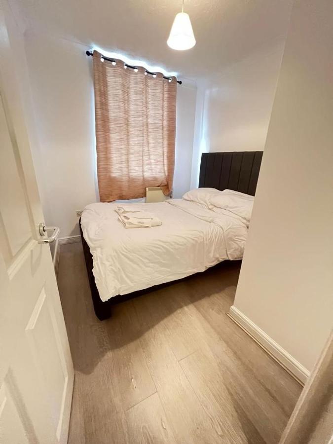 Entire One Bedroom Flat, 5 Apartment *