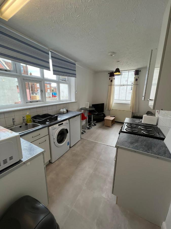 Entire One Bedroom Flat, 5 Apartment *